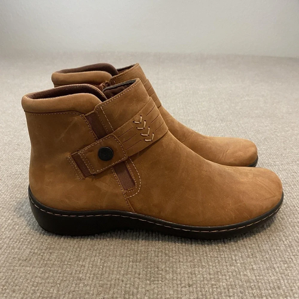 Clarks Booties Womens Size 10 Brown‎ Nubuck Ankle Wedge Zip Button Comfort
